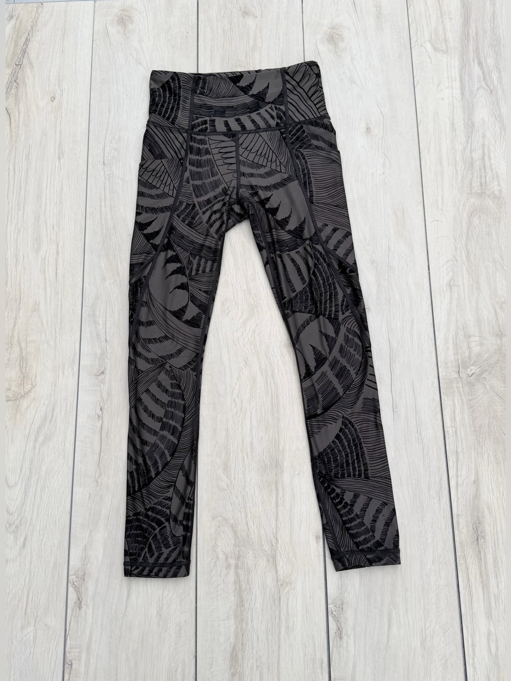 Athleta Salutation Stash II Printed 7/8 Tight XS Black Charcoal Tropical Palm - Picture 2 of 11